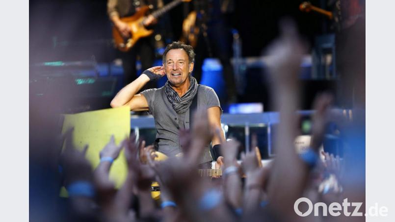Immer mit vollem Einsatz auf der Bühne: Drei-Stunden-Konzerte sind bei Springsteen keine Seltenheit. Bild: EPA/J.P.GANDUL/dpa