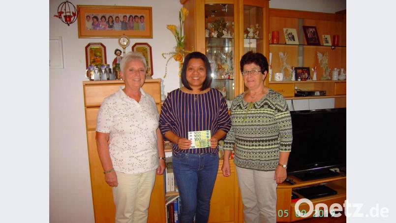 Teresa Greiner (Mitte) nimmt den Scheck ihrer Vorstandskollegen Edeltraud Wang (links) und Angelika Kreuzer entgegen. Bild: exb