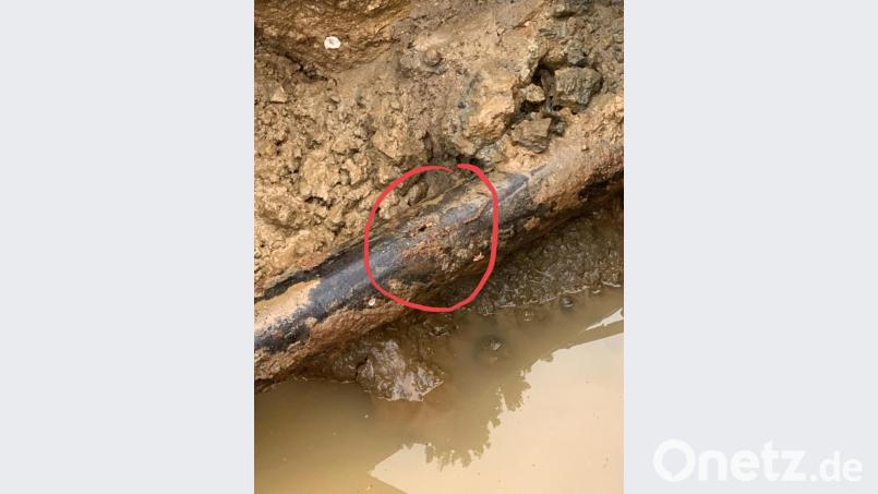 Irgendwo war ein Leck, das die Helfer dann doch gefunden haben. Bild: dob