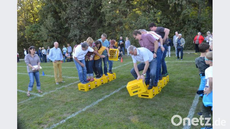 Das Team von Josef Hammer (rechts) liegt knapp vorne beim Bierkastenlauf. Knetzgaus Bürgermeister Stefan Paulus (Zweiter von links) schaut genau zu. Bild: fz