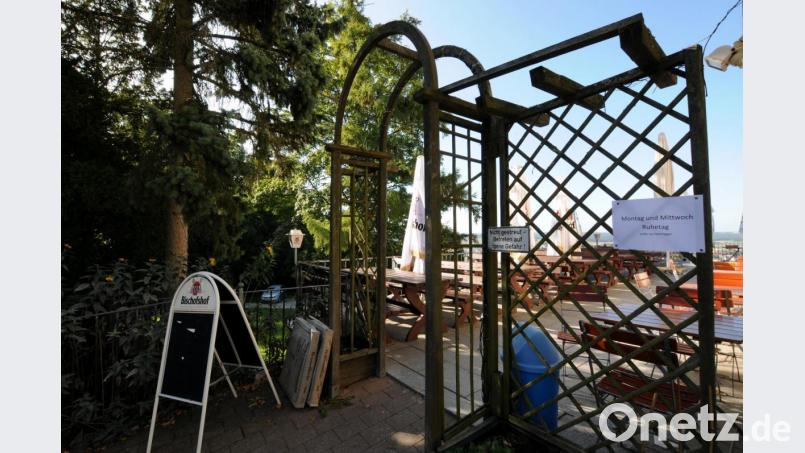 Der Zugang zur Terrasse der Bergwirtschaft, von der man unbestritten einen herrlichen Blick auf die Stadt Amberg hat. Den können die Menschen auch nach dem Umbau genießen, versichert Baureferent Markus Kühne. Sogar besser, als es bisher möglich war. Bild: Stephan Huber