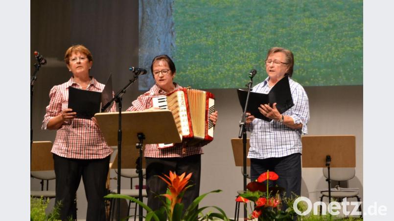 Marianne Fuchs, Hannelore Götz und Rosa Mehringer von der Sudetendeutschen Landsmannschaft trugen unter anderem &quot;I bin a Egerländer&quot; vor. Bild: hcz