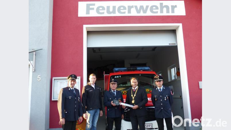 Im Beisein von Vorsitzenden Peter Schwabl und BTG-Chef Jens Weinriefer überreicht Rudolf Mitlmeier an Bürgermeister Anton Kappl, der ihn dann an Kommandant Helmut Kellner (von links) weiterreichte den „Schlüssel“ für das neue Fahrzeug. Bild: sl