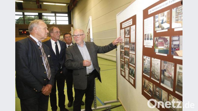 Wilhelm Dörfler (rechts) führte die Teilnehmer am Festakt "60 Jahre Patenschaft" durch die Ausstellung in der Oberpfalzhalle. Bild: Hirsch