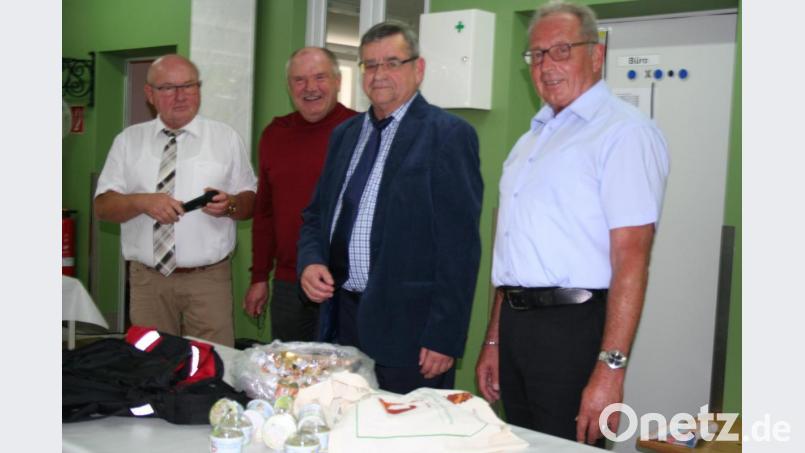 Den "Frohsinn"-Familientag nutzten (von links) "Frohsinn"-Vorsitzender Erwin Dromann, Bürgermeister Peter Lehr und Standverbandsvorsitzender Dieter Kies sowie dritter Bürgermeister Klaus Lehl für Gespräche. Bild: gpa