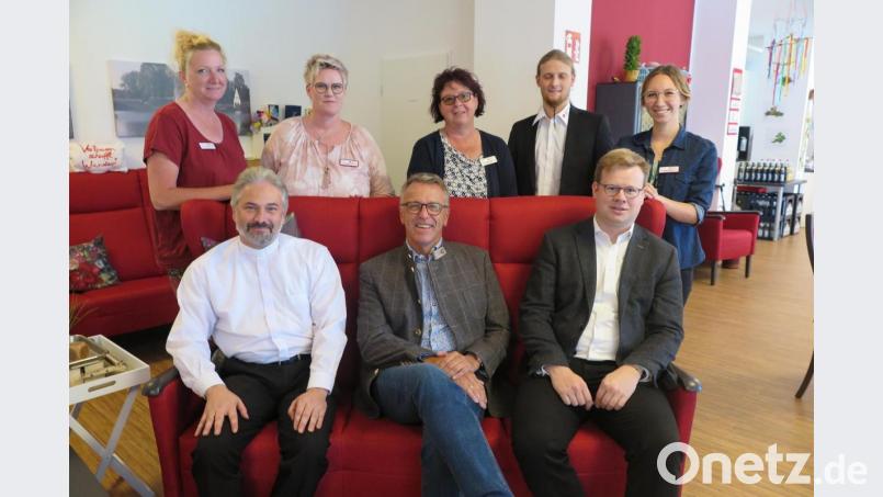 Nina Erdwich, Kevin Wienerl, Claudia Heier, Andrea Uhl und Alexandra Beyer (hinten von rechts) informierten Pfarrer Thomas Kraus, BRK Kreisvorsitzender Franz Stahl und Pfarrer Dirk Grafe (sitzend von rechts) über den Demenztag in der Tagespflege. Bild: jzk