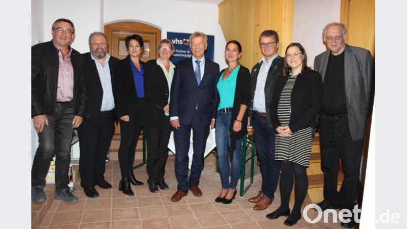 Stellvertretender Landrat Joachim Hanisch (Mitte) und Bürgermeister Martin Birner (Dritter von rechts) gratulierten den Vorsitzenden zum erfolgreichen Zusammenschluss. Bild: pko
