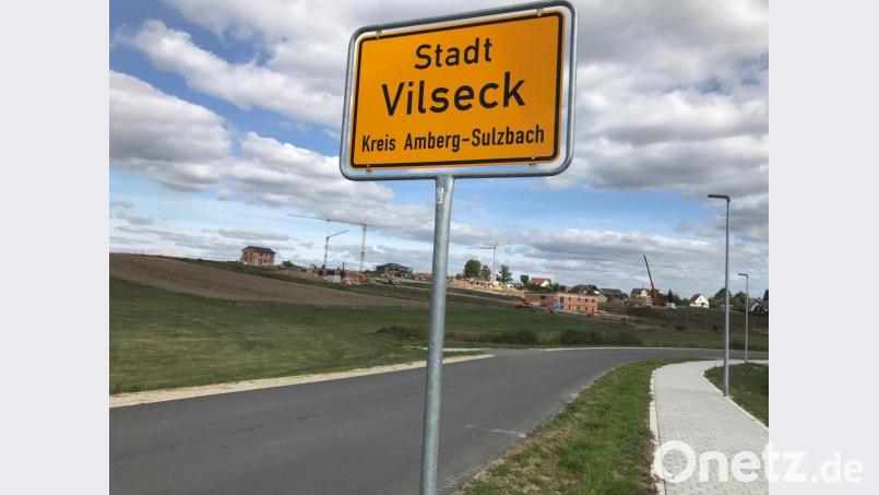 Das neu aufgestellte Ortsschild markiert den zum Eingang zum Ortsteil "WeidenStock". Bild: Stefanie Gradl