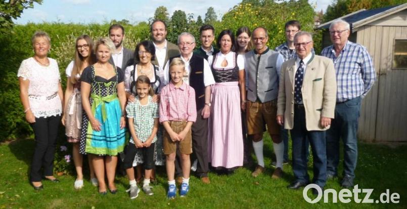Karl Dotzauer (Bildmitte) feierte seinen 80. Geburtstag zusammen mit der Familie. Gekommen waren auch viele Freunde und - als Vertreter der Marktgemeinde Wiesau - Zweiter Bürgermeister Fritz Holm (Zweiter von rechts). Bild: wro
