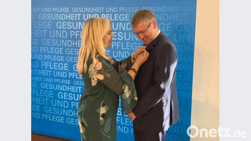 Gesundheitsministerin Melanie Huml überreicht Franz Badura das Bundesverdienstkreuz. Bild: exb