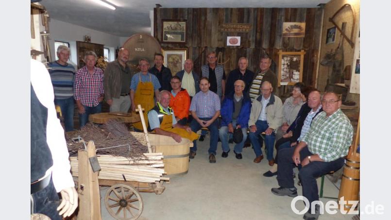 Über das Angebot in der Handwerkerscheune in Matzersreuth informierten sich die Freien Wähler der Kreisstadt. Herbert Konrad vom Arbeitskreis Historisches Handwerk stellte die Einrichtung vor und betonte, dass der Verein altes Wissen und Können erhalten möchte. Bild: exb/Manfred Zandt