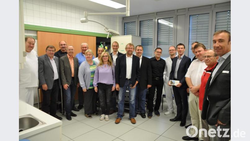 Regionalleiter Christian Stadler (Fünfter von rechts) und Oberarzt Dr. Peter Heckrodt (links) erläuterten mit dem Fachpersonal den Freien Wählern um Hermann Schram (Zehnter von links) die Krankenhaus-Einrichtungen. Bild: ak