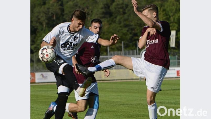 Der Schirmitzer Patrick Wagner (rechts) im Zweikampf mit dem Schwarzenfelder Felix Peter. Die SpVgg siegte überraschend hoch mit 5:2. Bild: ham