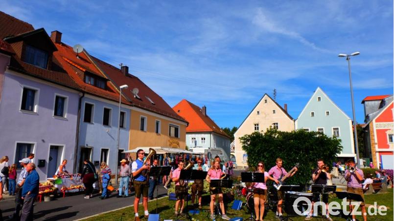 Die Big-Band des Musikvereins Vilseck unterhielt die vielen Besucher bei strahlendem Sonnenschein auf dem Marktplatz. Bild: Stefanie Gradl