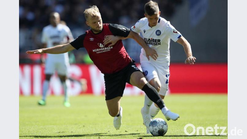 Viel Kampf, wenig Klasse: Nürnbergs Torschütze Johannes Geis (links) im Duell mit Marvin Wanitzek vom KSC. Bild: agentur_dpa