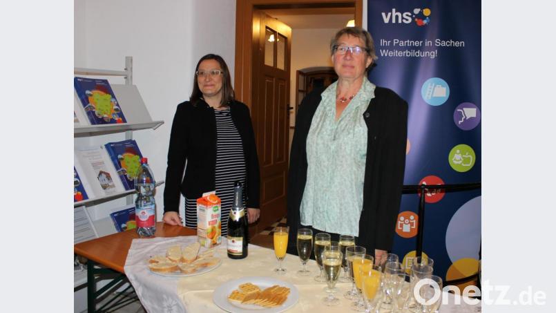 Petra Meier (links) und Carolin Schmuck empfingen die Gäste mit Sekt. Bild: pko