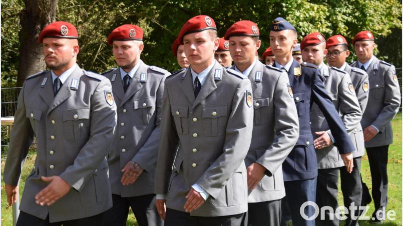 Sie haben es gemeinsam geschafft - 13 Rekrutinnen und Rekruten legten ihr feierliches Gelöbnis in Schmidmühlen ab Bild: bö