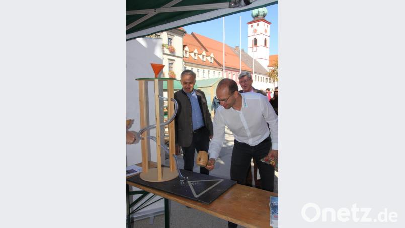 Ely Eibisch beim Erbsenschlagen am Stand des Bauernverbandes. Roland Grillmeier versuchte sich ebenfalls. Bild: kro