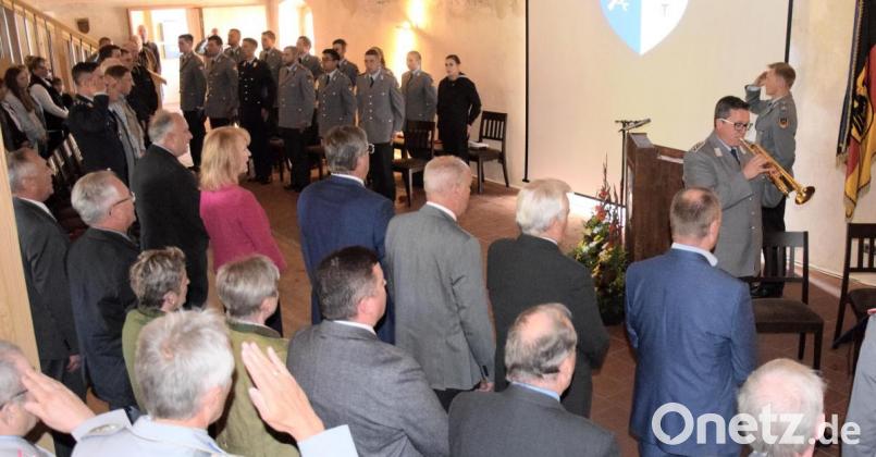 Der Schlossstodl in Schmidmühlen bot den Rahmen für das feierliche Gelöbnis des 3. Ausbildungsquartals. Im Beisein ihrer Angehörigen und vieler Ehrengäste legten die Rekruten ihr Treueversprechen ab. Bild: bö