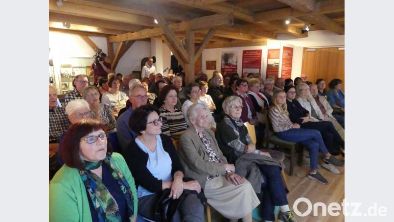 Gut 100 Freunde des Dialekts drängen sich Im Vortragssaal des Kulturzentrums &quot;Beim Taubnschuster&quot;. Alle wollen sie den Sprachwissenschaftler Anthony Rowley sprechen hören. Bild: rn