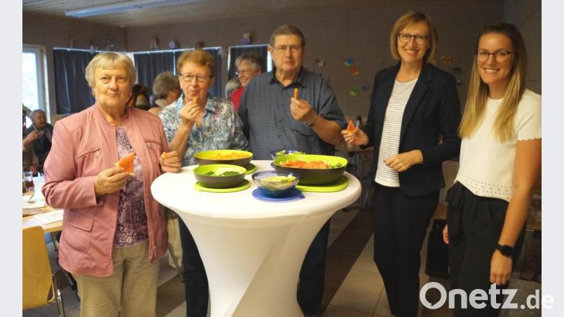 Referentin Cornelia Strigl (rechts) und Johanna Baumann (zweite von rechts) luden die Gäste zu Bewegung und zum Verkosten von Gemüsesticks ein, was gerne angenommen wurde. Bild: weu