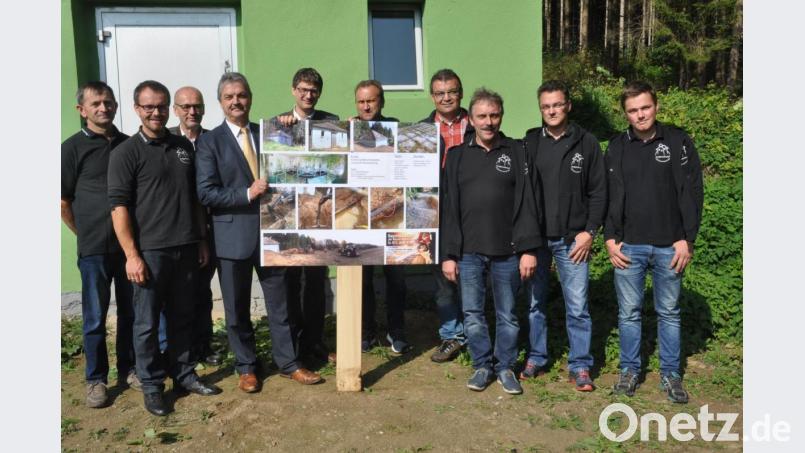 Eine wahre Meisterleistung haben die Dorfbewohner von Altentreswitz mit der Sanierung des Wasserhäusls vollbracht. Am Sonntag kamen die Stadtvertreter mit Bürgermeister Andreas Wutzlhofer vorbei und staunten nicht schlecht. Der neue Ortssprecher Andreas Ogarek (Zweiter von links) dokumentierte die Arbeiten. Bild: dob