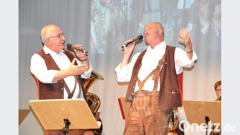 Hubert Rupprecht und Heiner Nachtmann (von links) singen &quot;Aus Böhmen kommt die Musik&quot;. Bild: hcz