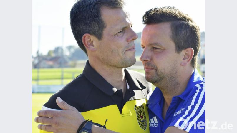 Gute Bekannte seit vielen Jahren: Trainer Martin Kratzer (rechts) vom SV Raigering begrüßt seinen Hahnbacher Kollegen Thorsten Baierlein, der auch schon beim SVR wirkte. Bild: Ziegler