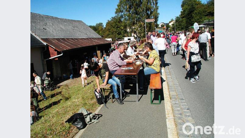 Zur Mittagszeit wurden die Sitzplätze rar. Nur Sitzgarnituren waren noch da - und diese wurden kurzerhand auf dem Gehsteig aufgestellt. Bild: ld