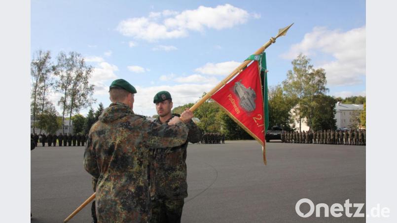 Mit der symbolischen Rückgabe des Kompaniewimpels der zweiten Kompanie an Oberstleutnant Andreas Bleek gab der bisherig Kompaniechef Ingolf Strüdinger das Kommando ab. Bild: frd