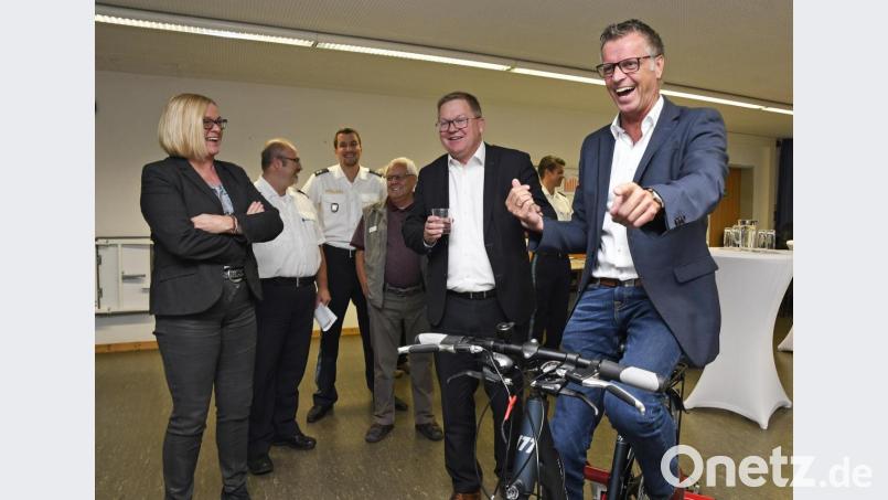 Hirschaus Bürgermeister Hermann Falk wäre wohl gegen ein rückwärtsfahrendes Auto gefahren. Bild: Petra Hartl