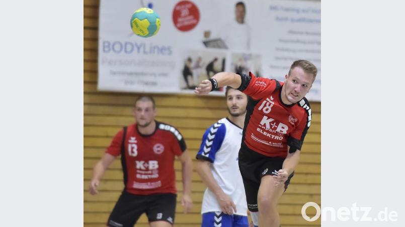 Der junge Sulzbacher Topscorer und Rückraumspieler Fabian Rohrbach (9 Tore) präsentierte sich nach langer Verletzungspause schon wieder in Topform. Links hinten beobachtet Rückraumspieler Adrian Meta die Szene. Bild: Ziegler