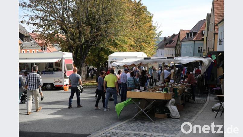 Zum Bummeln über den Unteren Markt lud der Michaeli-Markt am Kirchweihsonntag ein. Bild: njn