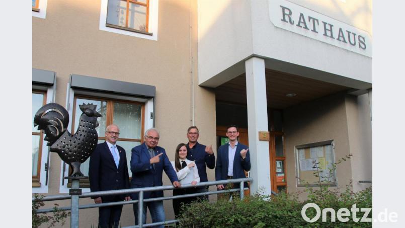 Sie zeigen selbst an, wo die Reise hingehen soll: Werner Koller (Zweiter von links), Alexandra Lettner (Mitte) und Thomas Dotzler (Zweiter von rechts) bewerben sich als Kandidaten der CSU Ursulapoppenricht um den Einzug in den Hahnbacher Marktgemeinderat. Unterstützt werden sie dabei vom Ursulapoppenrichter Ortsvorsitzenden und Kreisrat Michael Mertel (rechts) sowie Bürgermeister Bernhard Lindner (links). Bild: Nicole Koller