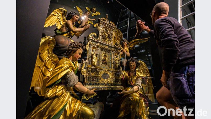 Der barocke Silberaltar aus dem Jahr 1629 mit dem sogenannten Freisinger Lukasbild wird in der Bayerischen Landesausstellung 2019/20 für die Eröffnung vorbereitet. Vom 27. September 2019 bis 8. März 2020 ist die Ausstellung mit dem Titel «100 Schätze aus 1000 Jahren» zu besichtigen. Bild: Armin Weigel/dpa