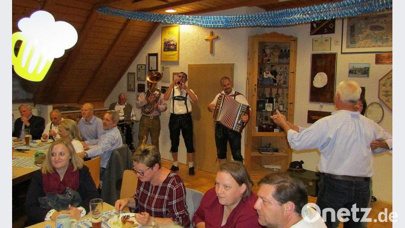 „Die drei Fregga“ bekommen Unterstützung durch Max Riedhammer am Knabenkapellen-Schlagzeug. Bild: sck