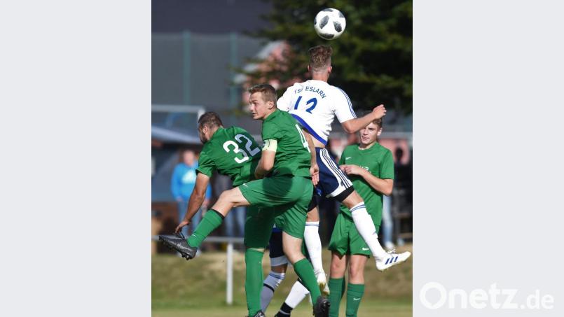 Eslarns Ondrej Kral (rechts) setzt sich im Kopfballduell gegen die Waidhauser Schwarz und Kick durch. Das Grenzlandderby entschied der TSV Eslarn mit 7:0 gegen die SG Waidhaus/Pfrentsch für sich. Bild: Büttner, Gerhard