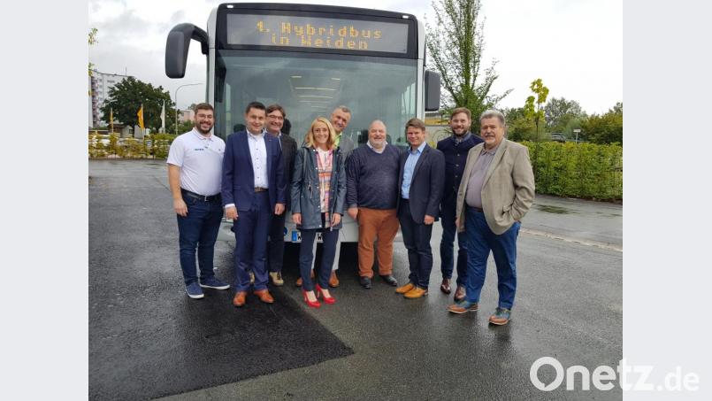 Wies jun., CSU-Kreisvorsitzender Stephan Gollwitzer, Stadtrat Karlheinz Beer, Fraktionsbeirätin Maria Sponsel, Stadtrat Hans Jürgen Gmeiner, Geschäftsführer Wolfgang Wies, OB-Kandidat Benjamin Zeitler, CSU-Fraktionsvorsitzender Markus Bäumler und Stadtrat Hans Sperrer dürfen den ersten Hybridbus Weidens in Augenschein nehmen. Bild: exb