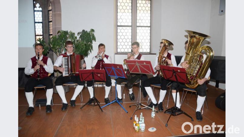 Die Nachwuchs-Blasmusik der Stamm-Trachtler zeigte sich auch bei den Zwiefachen im Rathaussaal sehr sattelfest. Bild: mag