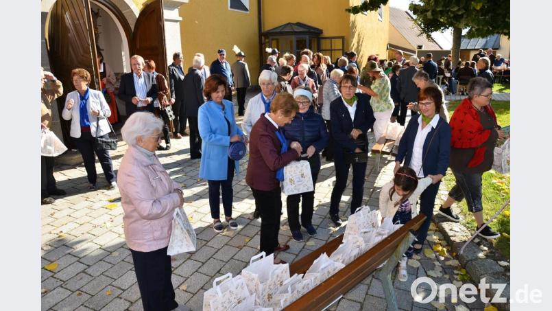 Nach Herzenslust greifen die Gottesdienstbesucher das neue Angebot des Frauenbunds auf und kaufen ein Kuchenpaket für den Sonntagskaffee am Nachmittag zu Hause. Bild: fjo