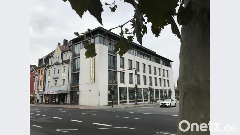 Die Niederlassung der Commerzbank in Weiden, in der Weigel-/Bahnhofstraße, führt insgesamt 21 Filialen in der Oberpfalz. Noch ist unklar, welche Auswirkungen das Strategieprogramm für die Commerzbanker in der Region hat. Bild: Gabi Schönberger
