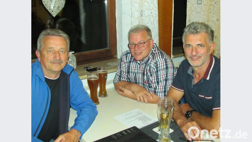 Verantwortlich für die Tennisabteilung des TSV zeichnen Norbert Böhm (Mitte) und Ludwig Gradl (rechts). Bild: is