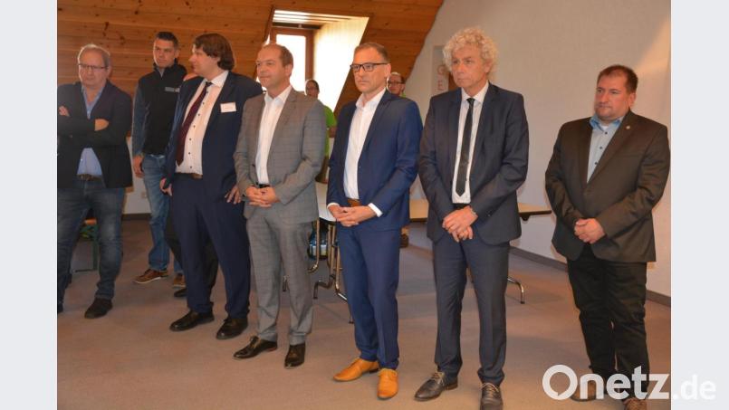 Zahlreiche Ehrengäste waren am Sonntagvormittag gekommen, unter anderem (von links) Erster Polizeihauptkommissar Roland Heldwein, Landrat Wolfgang Lippert, Bürgermeister Bernd Sommer und Vorstand Hans-Jörg Schon (Sparkasse Oberpfalz Nord). Bild: jr
