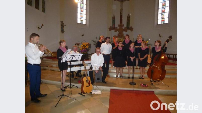 Sie lassen die Noten tanzen und erfreuen zum 20-jährigen Jubiläum mit wunderbaren Vertonungen: Die „Harmony Sounds“ mit Freunden beim Finale. Bild: bk