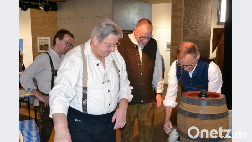 Bürgermeister Bernd Sommer füllte nach dem Bierfass-Anstich die ersten Krüge. Von links Wolfgang Horn, Werner Müller und Jürgen Klein. Bild: pz
