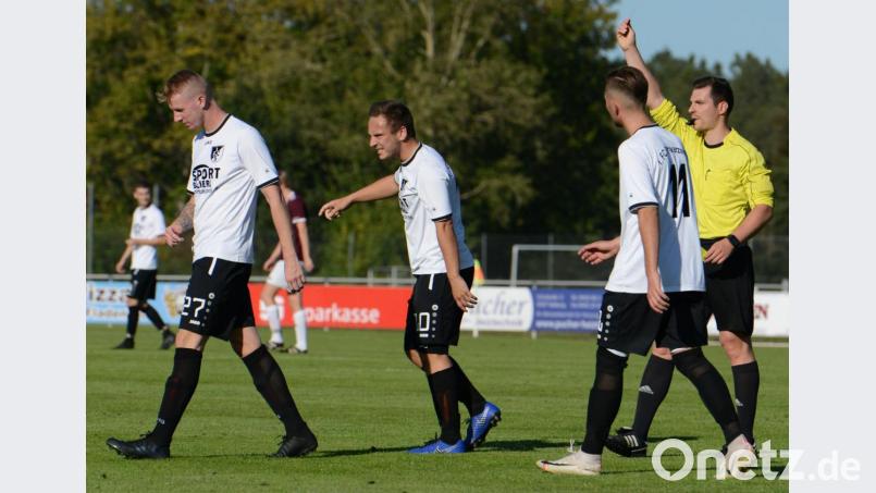 Das war der erste Platzverweis gegen Maximilian Klebl (links). Damit nahm das Schwarzenfelder Unheil gegen Schirmitz seinen Lauf. Bild: ham