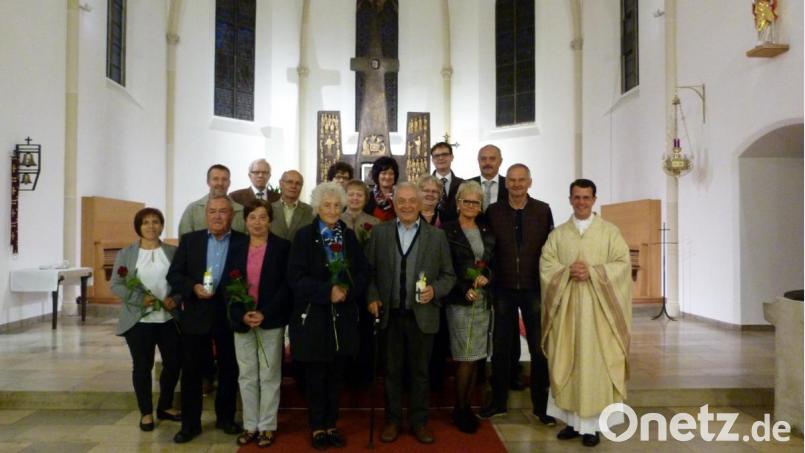 Die Jubelpaare, die vor 25, 35, 40, 50 und 55 Jahren vor Gott den Bund der Ehe geschlossen haben, feiern mit Pfarrer Thomas Kohlhepp Gottesdienst. Bild: hok