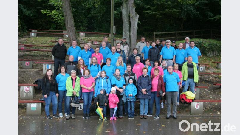 Die Theatergruppe Letzau lässt sich vom schlechten Wetter nicht unterkriegen. Bild: exb