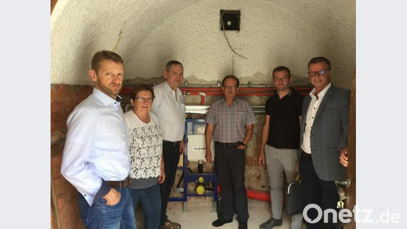 Auf der Rathaus-Nordseite sind der Umbau der öffentlichen Toilettenanlagen und der Bau einer barrierefreien Toilette für Menschen mit Behinderung in vollem Gange. Die CSU-Fraktion machte sich vor Ort ein Bild vom Baufortschritt (von links): Christian Gnan, Bärbel Birner, Josef Luber, Fraktionsvorsitzender Hans-Jürgen Schönberger, Hermann Gebhard und Bürgermeister Hermann Falk. Bild: u