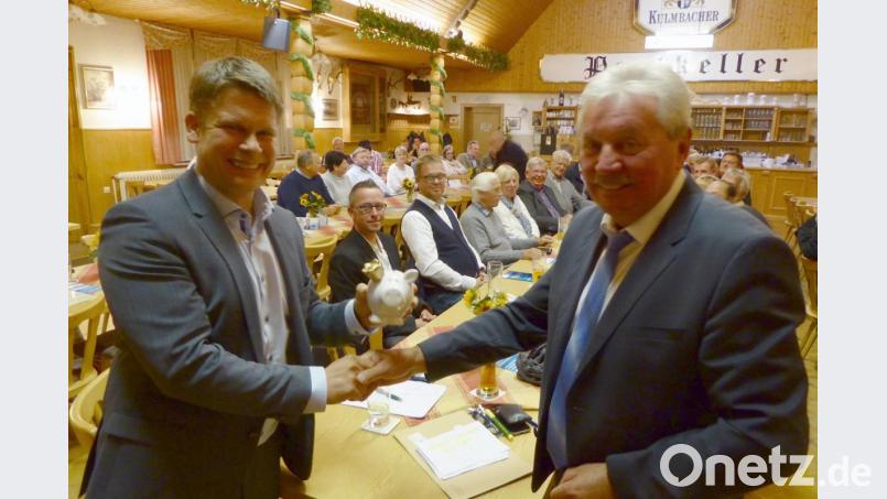 Vorsitzender Forster überreicht Zeitler am Ende ein Glücksschwein. Bild: fsb